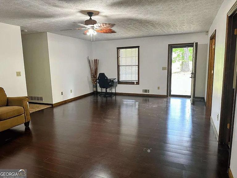 640 Hemphill Rd — Photo 5