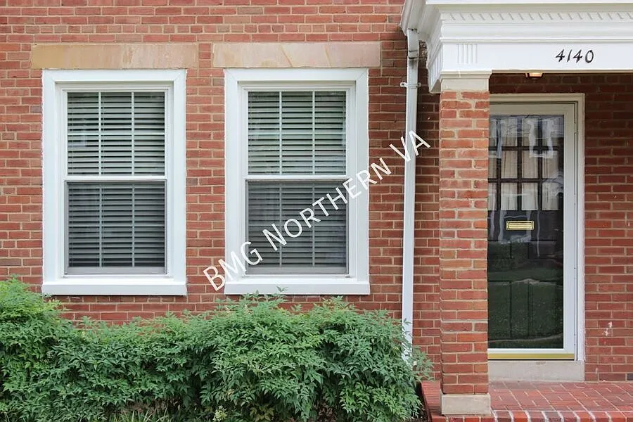 Gorgeous 2 Bed 2 Bath Brick Townhome in Beautiful Fairlington Glen with Water Included — Photo 3