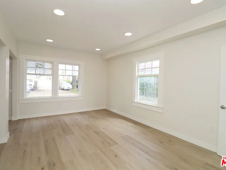 2739 S Budlong Ave — Photo 24