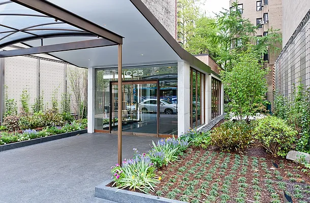 Sold by Sloane Square | media 25