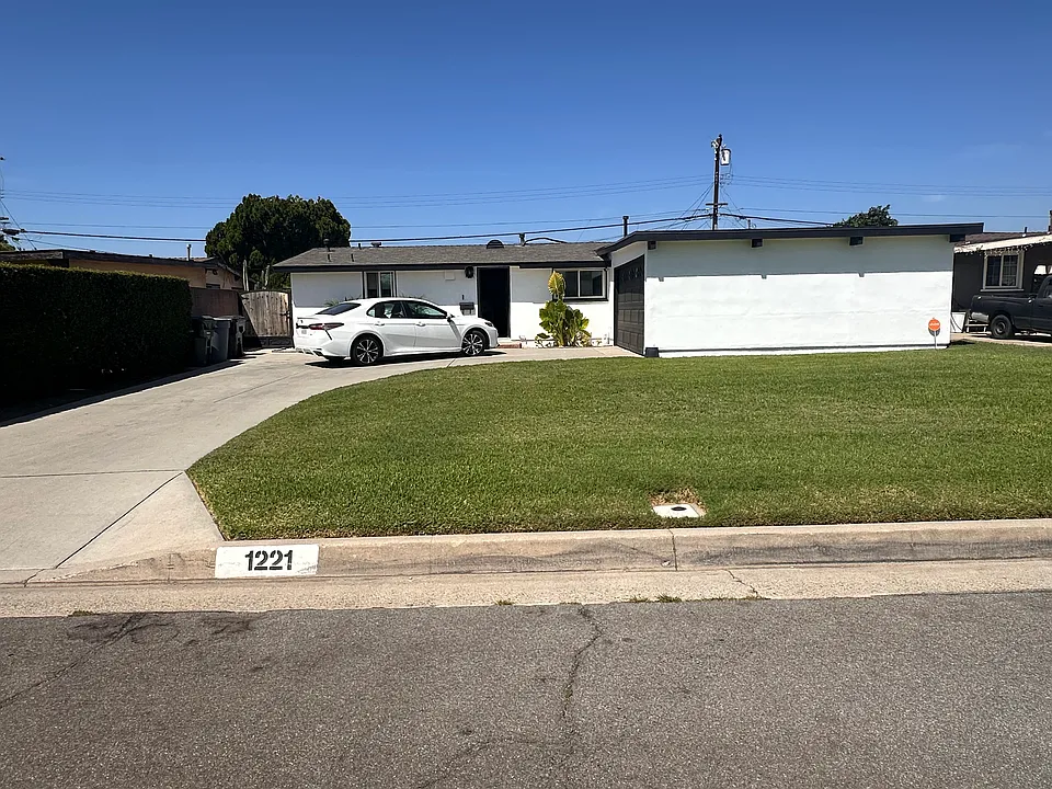 1221 N Aldenville Ave