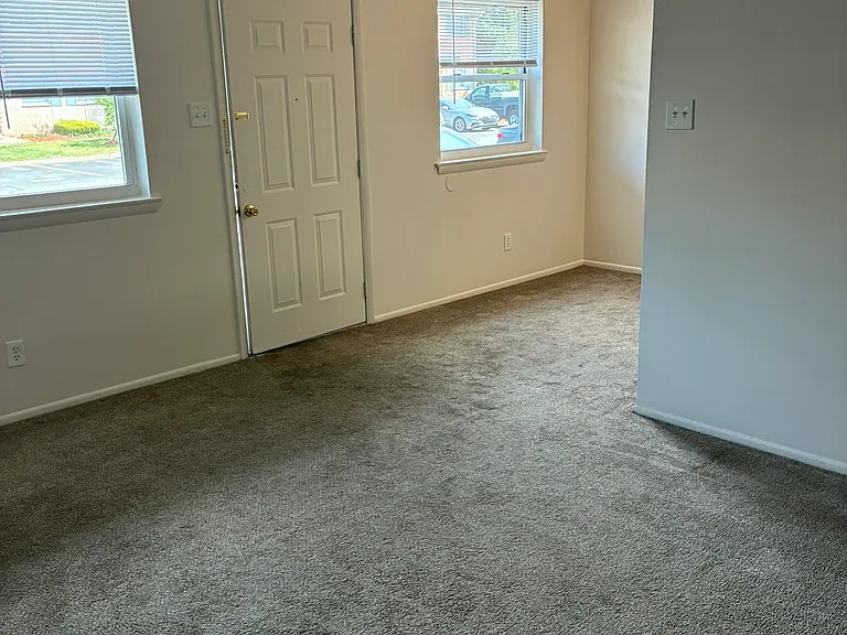Jamestown Square Apartments — Photo 6