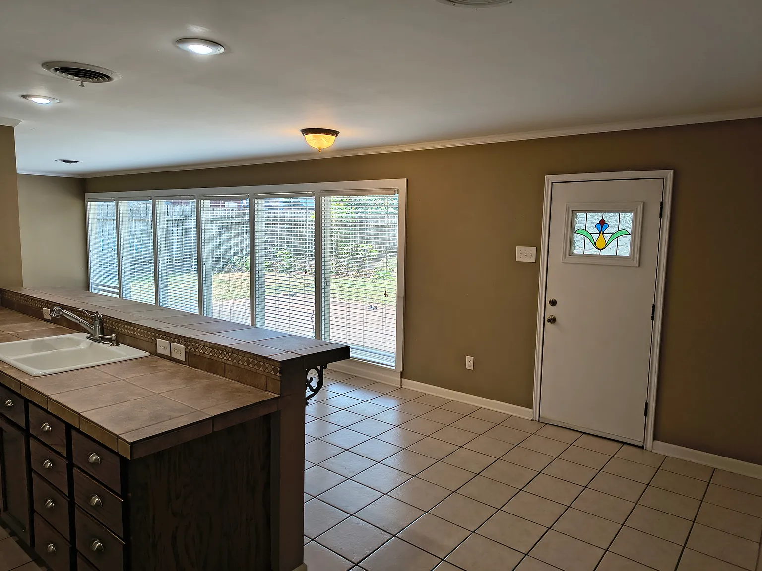 3 bed, 1484 sqft, $1,600 — Photo 4