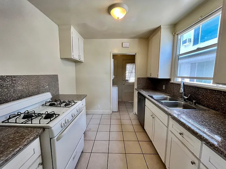 Cozy 1 & 2 bedroom in Beverlywood — Photo 1