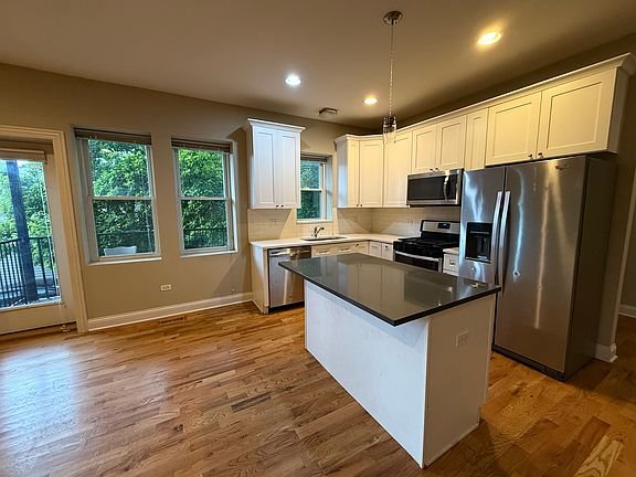 3rd image of 2709 N Washtenaw Ave APT 1S