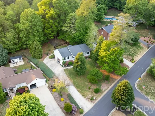 1011 Cambridge Ct, Lenoir, NC 28645