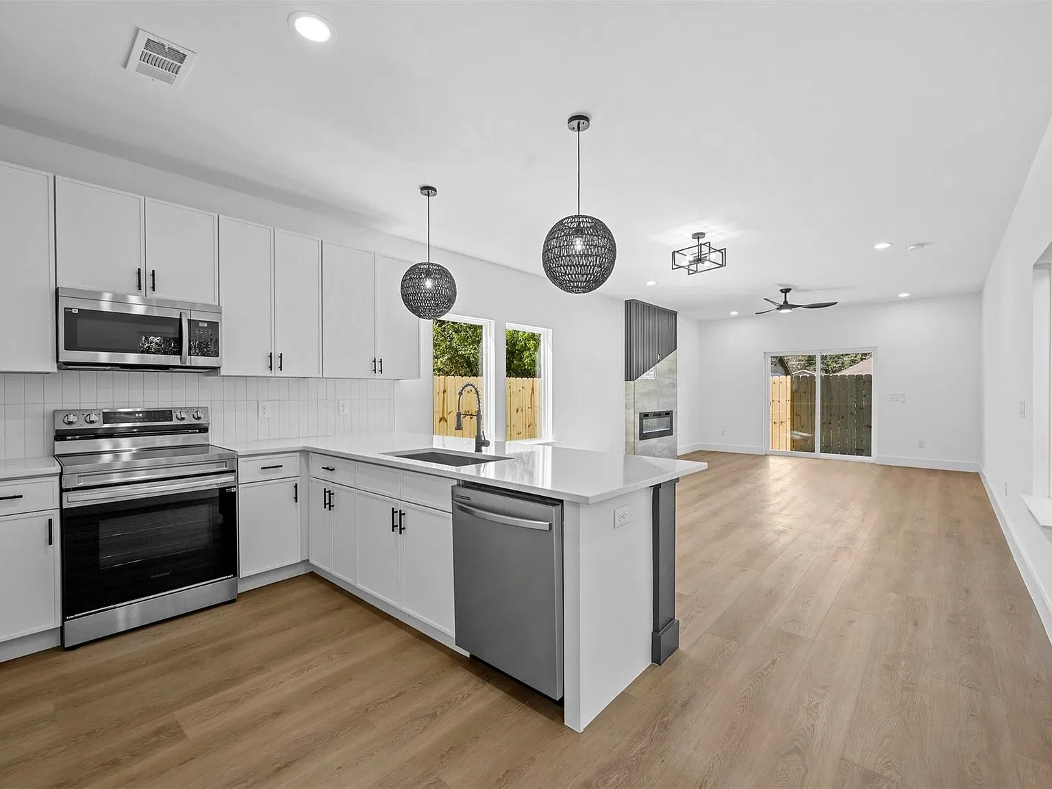 3 bed, 2.5 bath, 1500 sqft, $2,200 — Photo 4