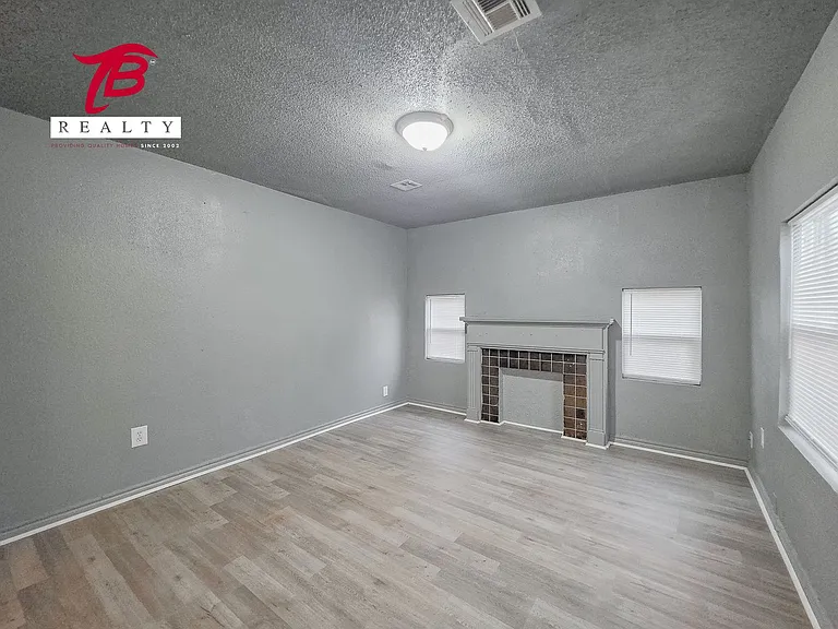 2320 NE 20th St — Photo 2