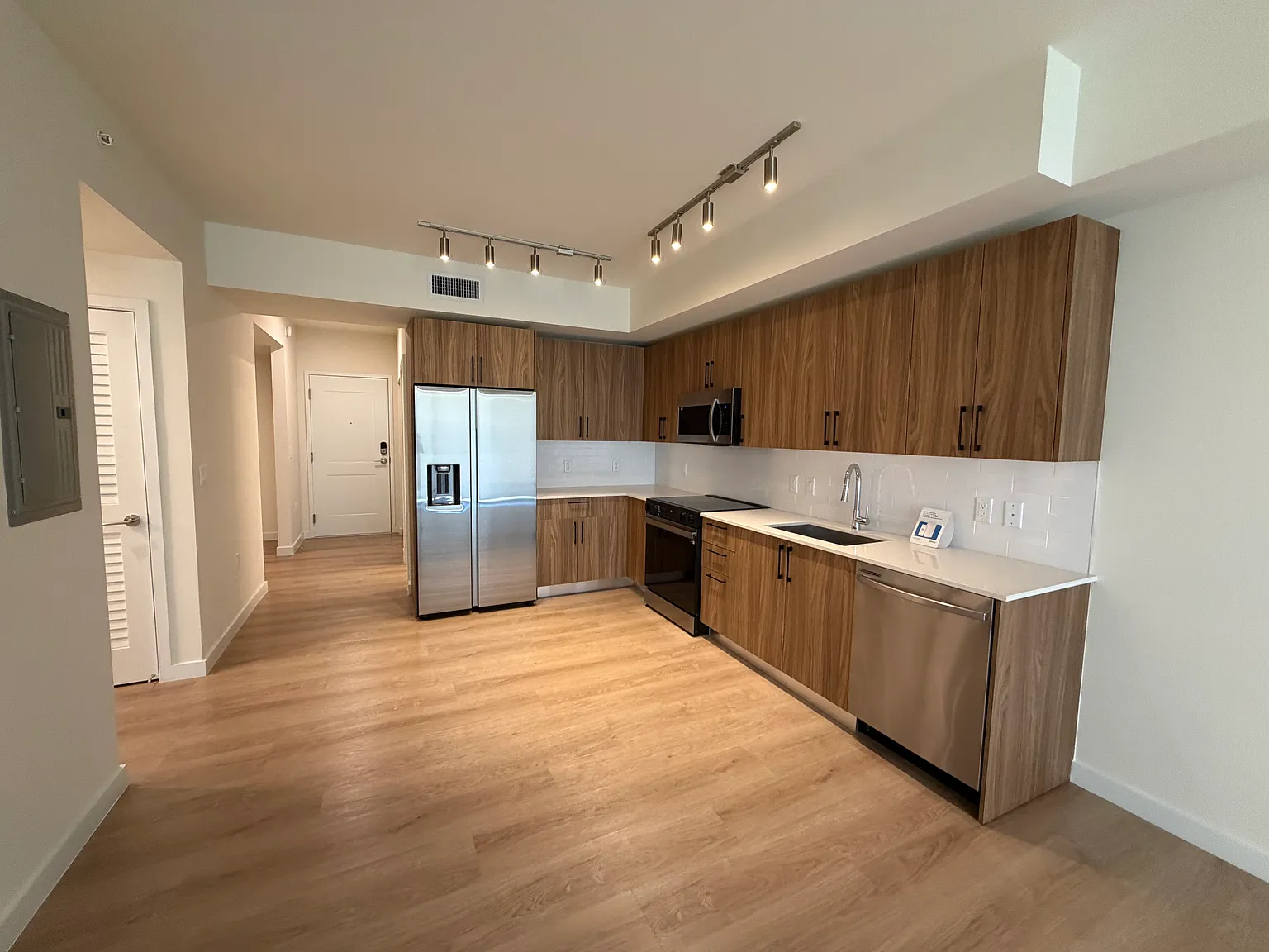 2 bed, 1005 sqft, $2,589 — Photo 1
