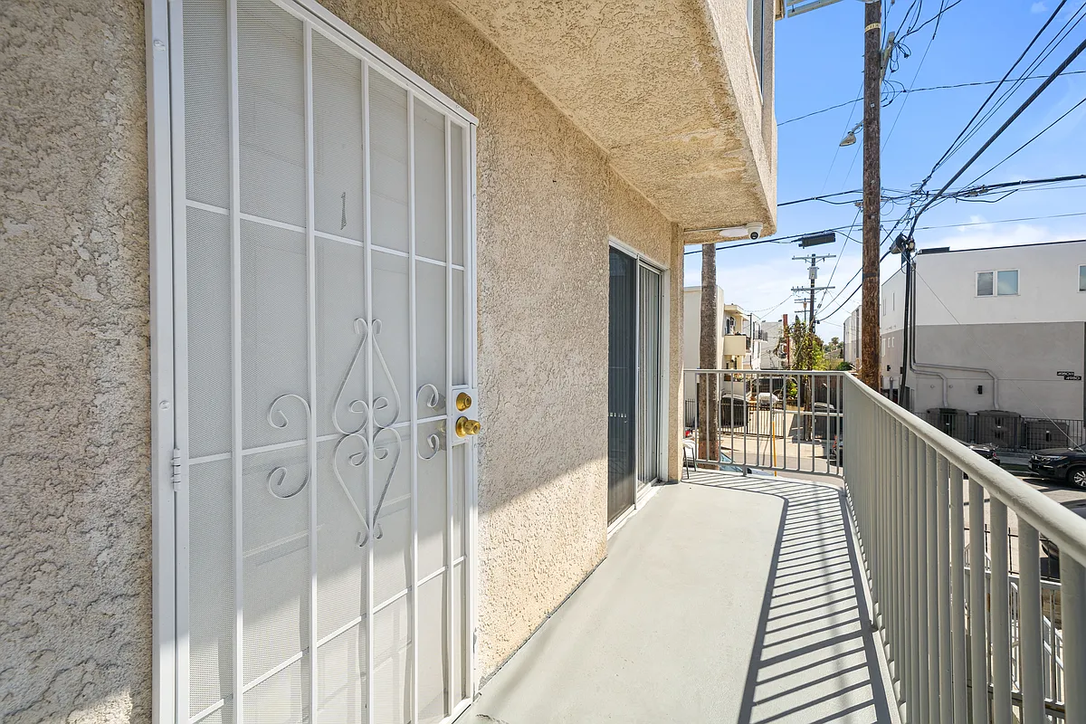 Building Photo - 4969 Romaine St #1