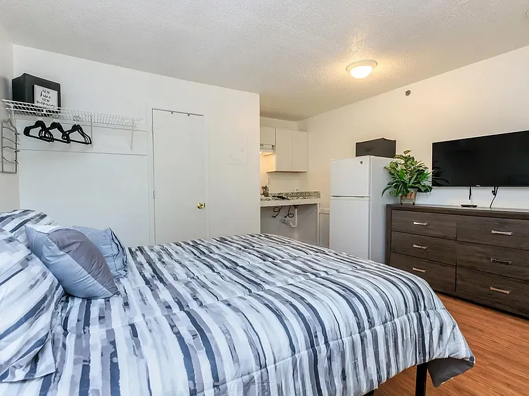 835 S Cobb Dr SE — Photo 2