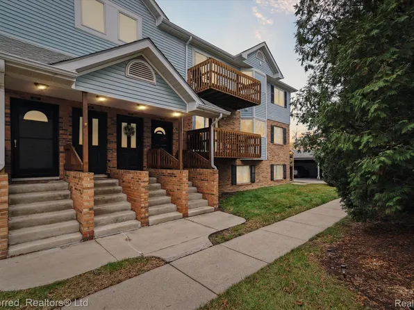 262 Pinewood Dr, Plymouth, MI 48170