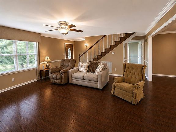 3rd image of 108 Oak Dr
