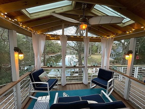 Screened porch, water view