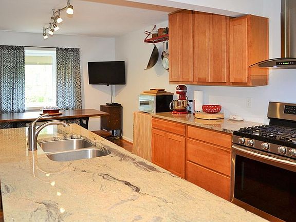 4th image of 8118 Foxchase Cir