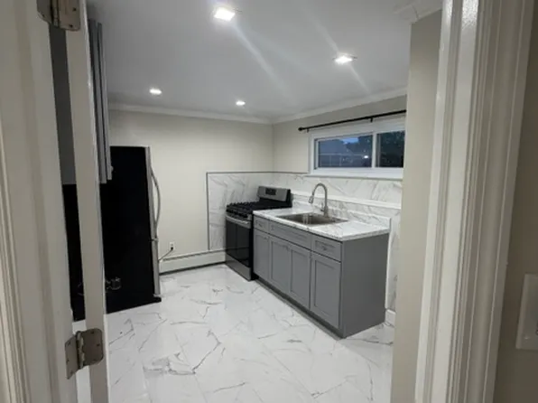 (undisclosed Address), Bay Shore, NY 11706