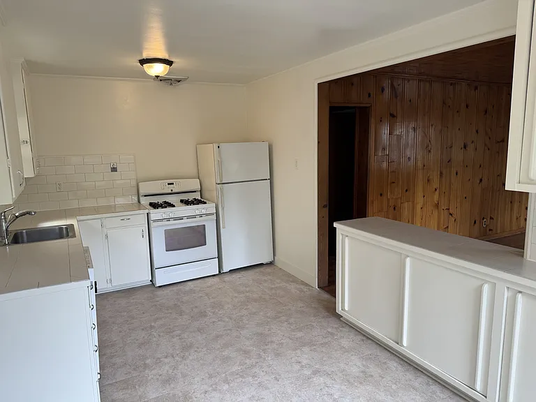 221 The Alameda — Photo 13