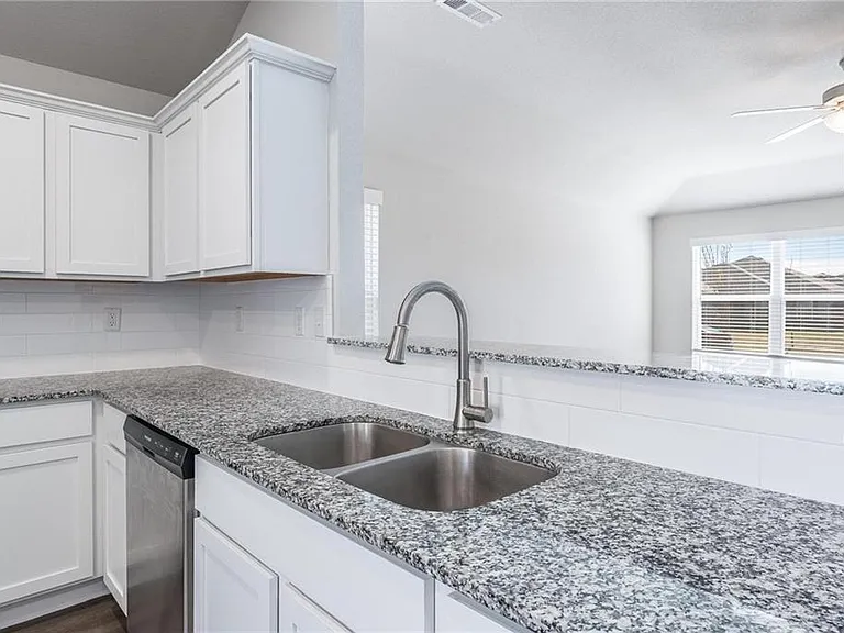 980 E Starling St — Photo 6