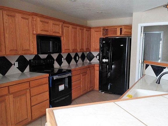 3rd image of 320 E 18th St