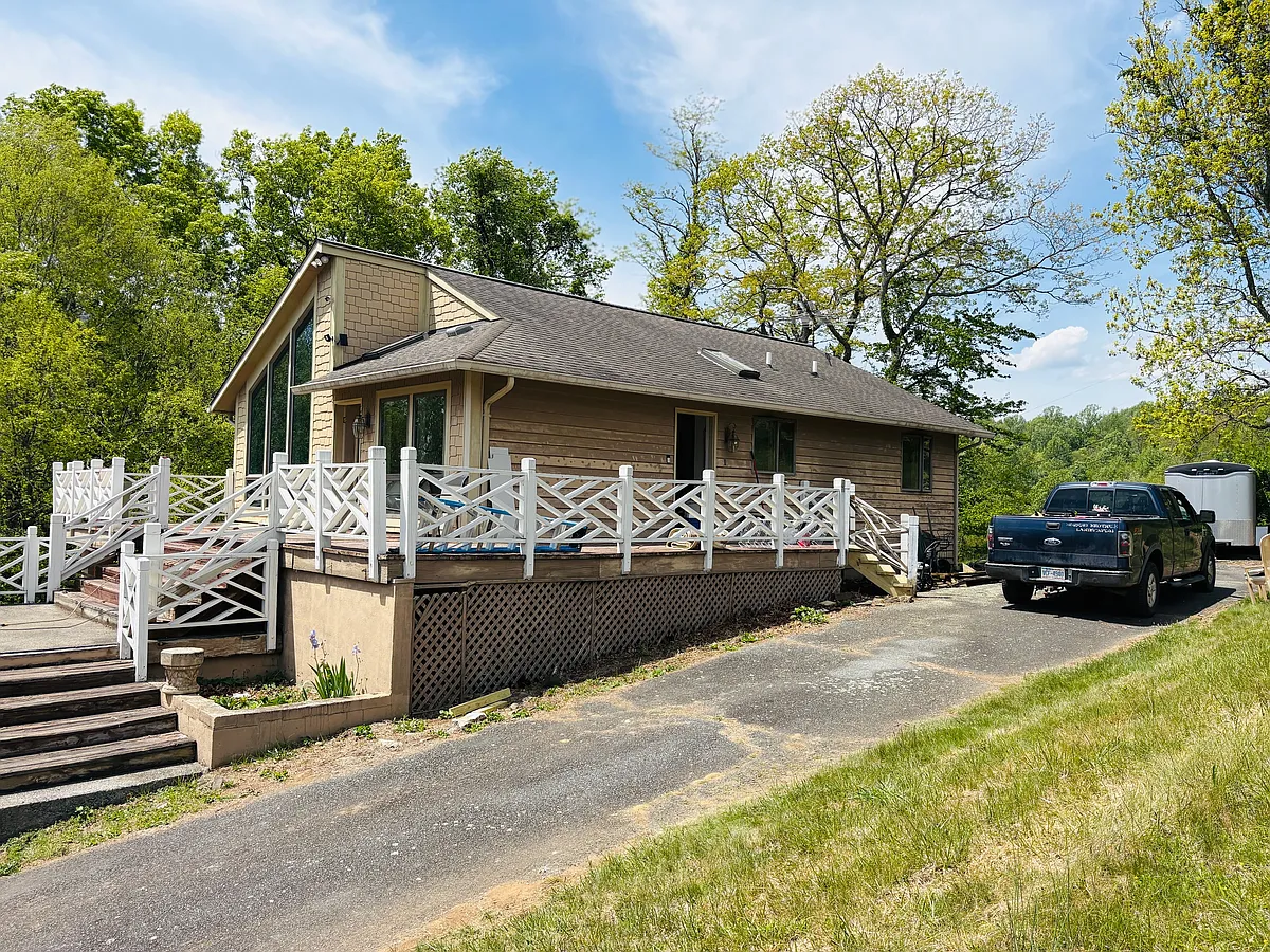 Building Photo - 483 Clawson St
