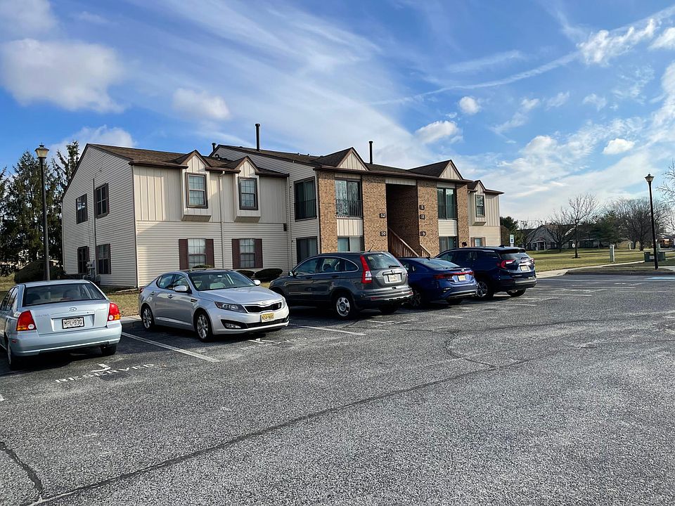 2nd image of 13 Windsor Ct #13