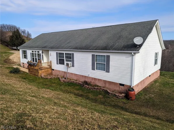 209 Payne Rdg, Walton, WV 25286