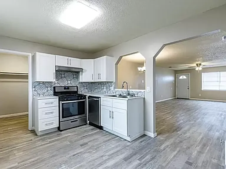 4634 Fordham St — Photo 13