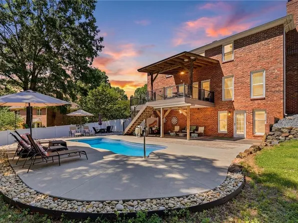 7000 Tramore Ln, Clemmons, NC 27012