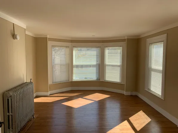 52 Bramhall St, Portland, ME 04102