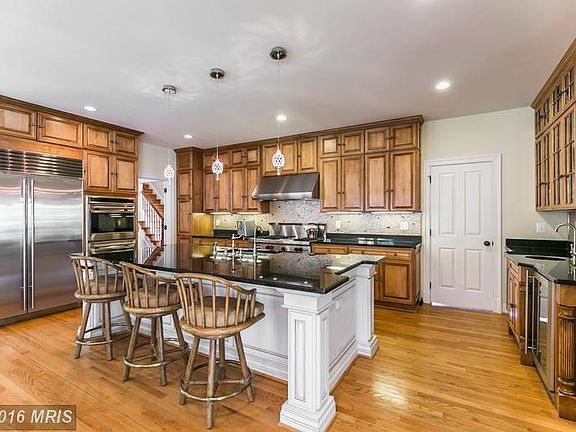 Amazing kitchen w/ Sub Zero