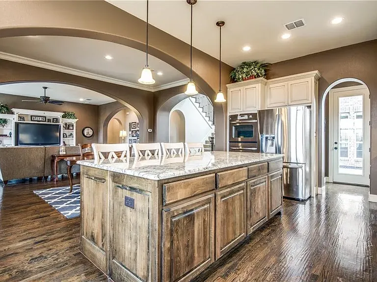 580 Butchart Dr — Photo 8