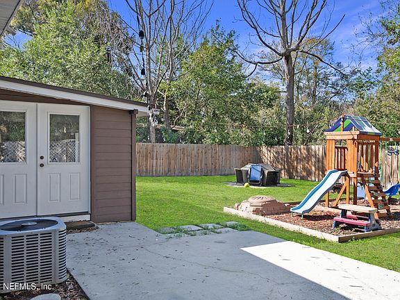 3rd image of 7043 Fontainebleau Cres