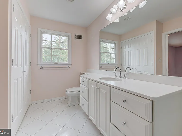42 Ellsworth Dr — Photo 37