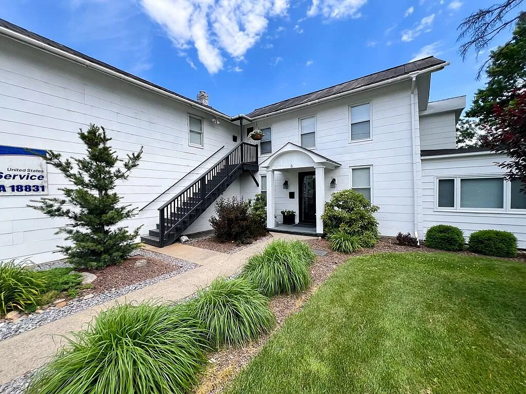 2 bed, 1.0 bath, 864 sqft, $1,100 — Photo 2