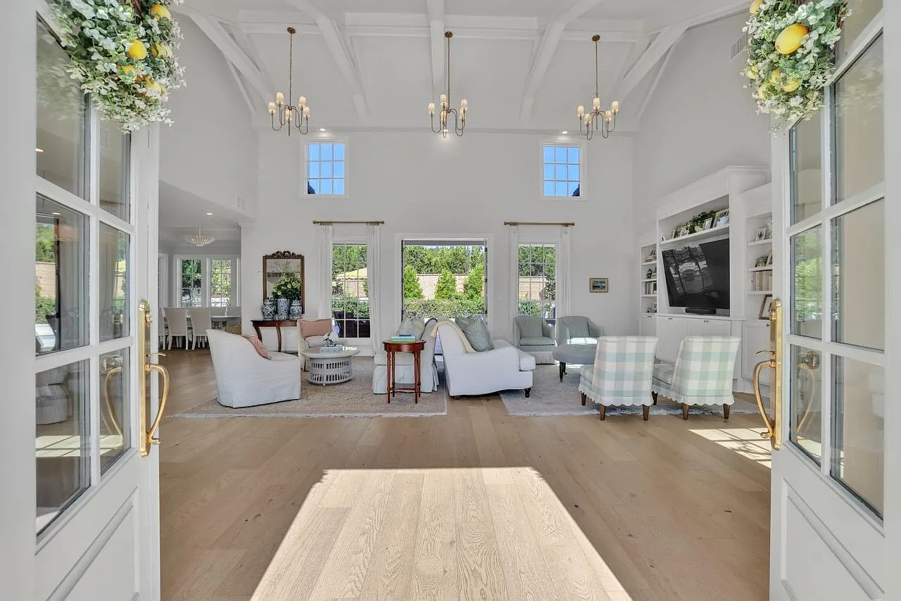 5 bed, 3.5 bath, 4046 sqft, $8,950 — Photo 4