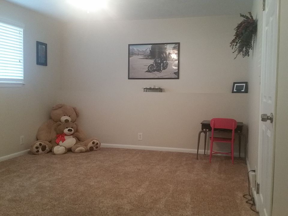2nd image of 582 E Pali St