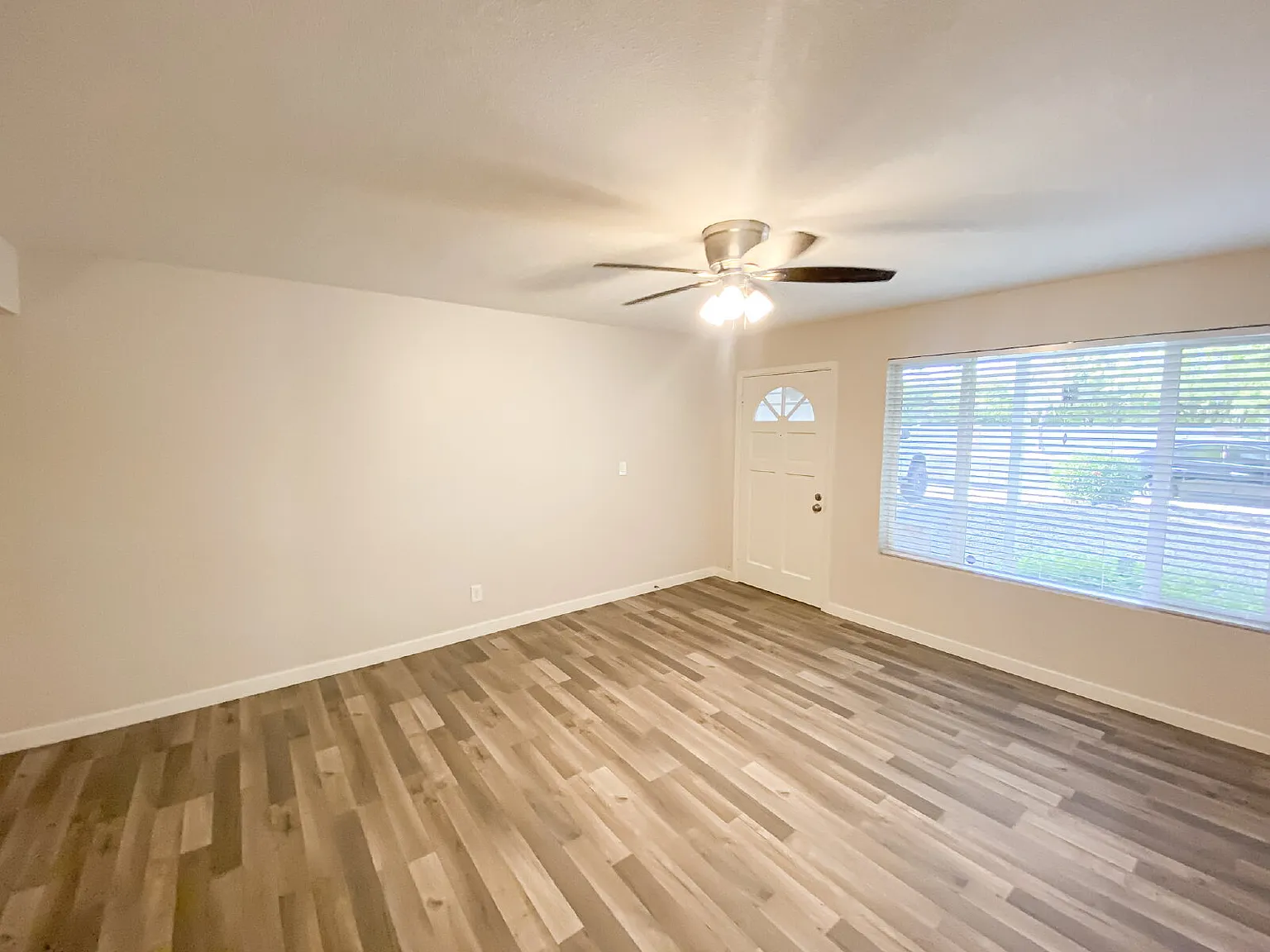21 E Alameda Dr — Photo 3