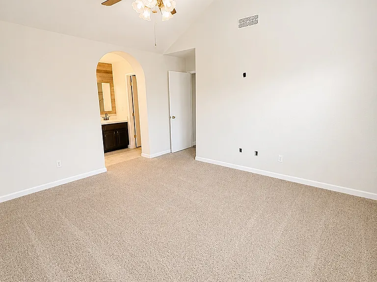 2053 Sheldon Dr — Photo 13