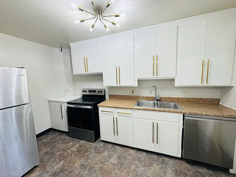 1602 Waltham Rd — Photo 2