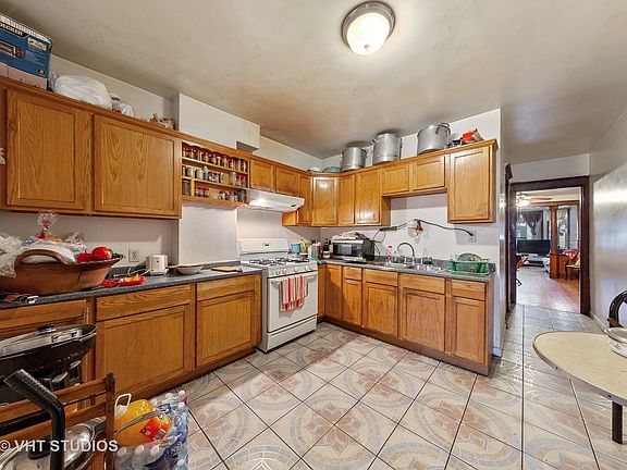 3rd image of 2902 W Diversey Ave