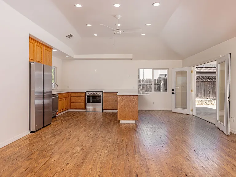 304 El Conejo Dr — Photo 6