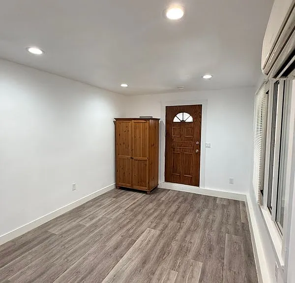 10025 S Gramercy Pl — Photo 2