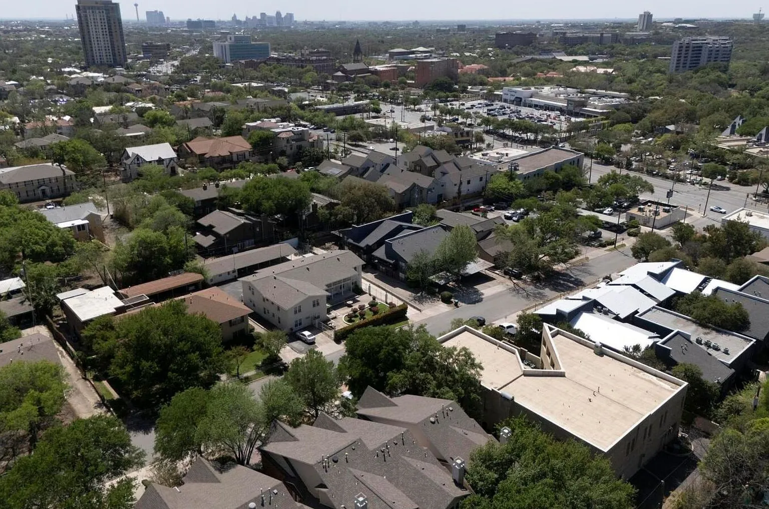 Beautiful Home in Highly Desirable Alamo Heights — Photo 4