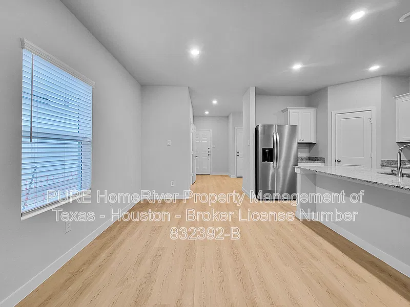 4 bed, 2.5 bath, 1994 sqft, $1,995 — Photo 2