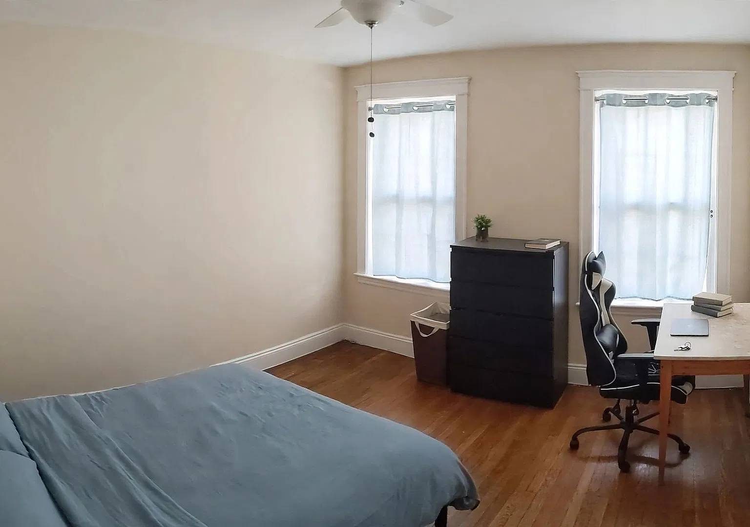 2 Bed Split (Or 1-Bed with Living Room) w Heat and Hot Water Inc! NEAR T — Photo 4