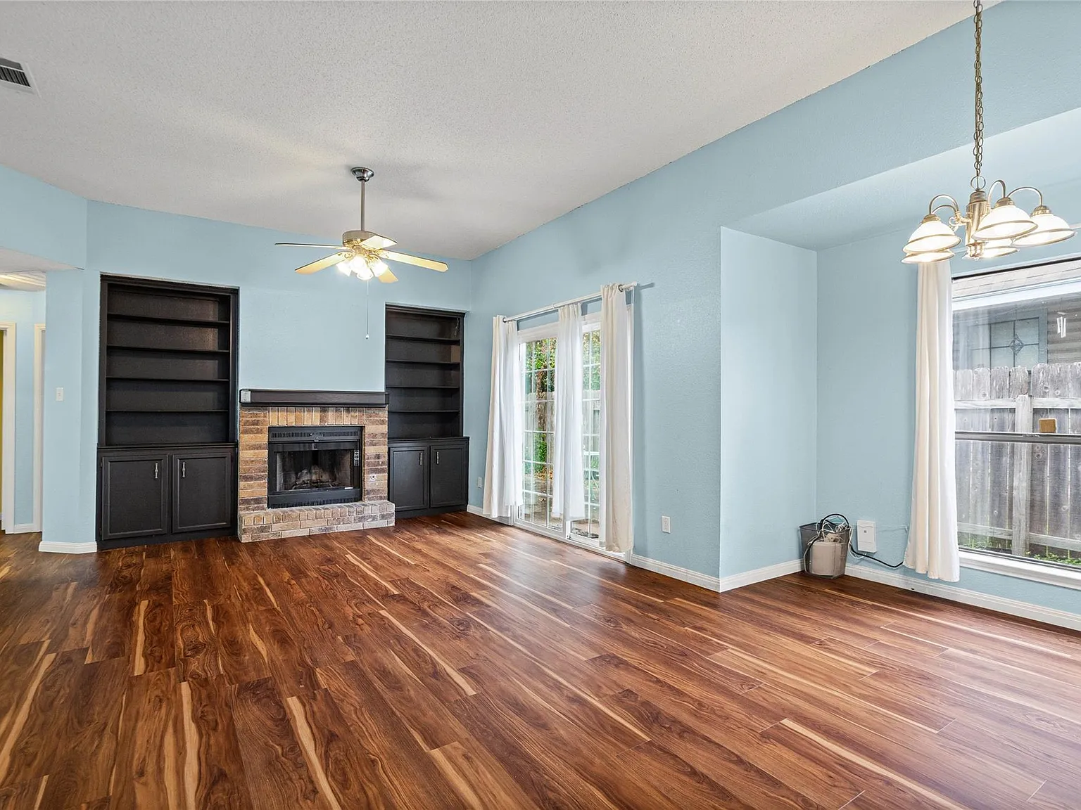 3 bed, 2.0 bath, 1247 sqft, $1,800 — Photo 2