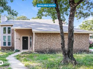400 Greenleaf Dr, Azle, TX 76020