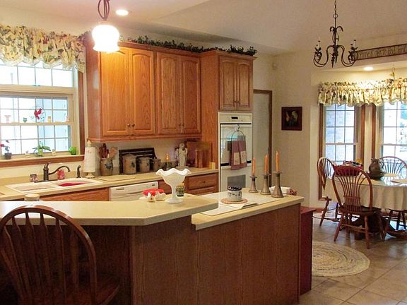 4th image of 32 Forest Ln