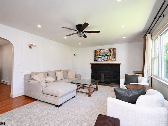 3rd image of 186 Macdonald Dr