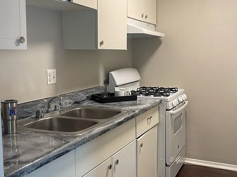 U of M Area - Southernwood Apartments — Photo 8